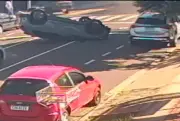 Carro capota após colidir com veículo estacionado no Centro de Campo Grande