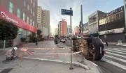 Carro capota e danifica poste em acidente no centro de Campinas