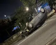 Carro capota e deixa duas pessoas feridas em Volta Redonda