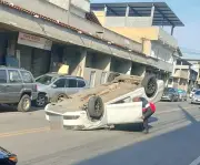 Carro capota e mobiliza Corpo de Bombeiros em Três Rios, RJ