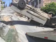 Carro capota em ladeira na Zona Centro-Sul de Manaus