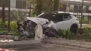 Carro colide contra poste e fica destruído em Belém