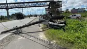 Carro com reboque capota e derruba poste na CE-010 em Caucaia