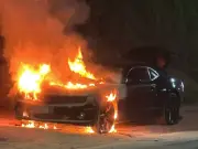 Carro de luxo é destruído por incêndio em avenida de Timóteo, MG