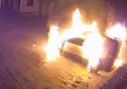 Carro de provedora de internet é incendiado ao lado de delegacia em Paracambi