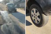 Carro fica suspenso após roda cair em buraco em Pindamonhangaba