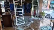 Carro invade loja de roupas em Vinhedo; veja vídeo