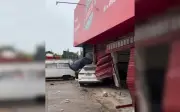 Carro invade oficina mecânica após motorista dormir ao volante em Araçatuba