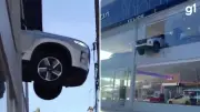 Carro invade vitrine e fica pendurado no 2º andar em Porto Alegre