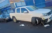 Carro na contramão atinge dois veículos estacionados em Ribeirão Preto
