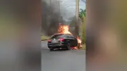 Carro pega fogo após bater em poste em Uberaba