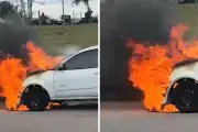 Carro pega fogo na Dutra em Caçapava; Bombeiros controlam chamas
