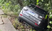 Carro sai da pista e fica preso em árvores em Manaus