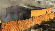 Casa é destruída por incêndio após queimada em lote em Araguari