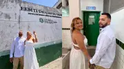 Casal celebra 17 anos de amor com ensaio de casamento na escola onde se conheceu