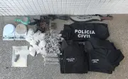 Casal preso com mais de mil porções de drogas e camisas falsas da PC em Salvador