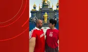Casal que viajou mundo com camisa do Garantido chega a Parintins e viraliza