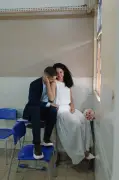 Casal volta à escola onde se conheceu para ensaio de casamento após 10 anos
