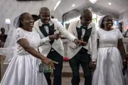 Casamento de gêmeos idênticos na Nigéria: filhos serão geneticamente irmãos