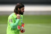 CBF veta camisa vermelha de Alisson por associação política com PT