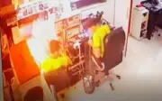 Celular explode em mãos de técnico durante troca de bateria em Goiânia