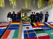 Centro-Dia de Cabo Frio cria bandeiras da Copa com tampinhas recicláveis