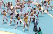 Cerimônia enxuta com astros do pop latino abre a Copa no México