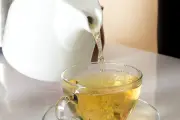 Chá branco: infusão antirrugas essencial após os 40 anos
