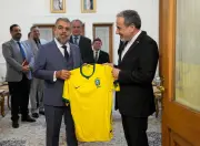Chanceler do Irã ganha camisa da Seleção Brasileira