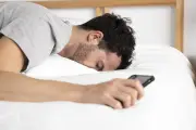 Checar celular ao acordar: hábito revela traços de personalidade e afeta o cérebro