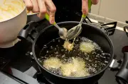 Chef Helô ensina truque para fritura perfeita do bolinho de chuva