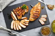 Chef revela segredos para frango suculento: salmoura, selagem e manteiga