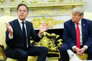 Chefe da Otan usa elogios para amenizar tensões com Trump