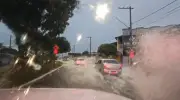 Chuva forte alaga ruas e deixa pessoas ilhadas em Uberlândia
