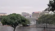 Chuva inédita em Brasília surpreende casais no Dia dos Namorados