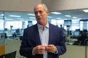 Ciro Gomes se distancia de briga entre Michelle e Flávio Bolsonaro
