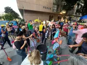 Claudio Castro vira 'cédula de R$ 1 bilhão' em ato de servidores no Rio