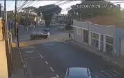 Câmera flagra motociclista de 23 anos sendo atingida por carro em Capão Bonito
