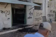 Colonos israelenses incendeiam duas mesquitas na Cisjordânia