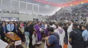 Comoção e aplausos marcam despedida de atletas de basquete mortos em acidente