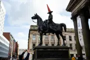 Cones em estátuas de Boston: tradição escocesa viraliza na Copa