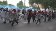 Confronto entre manifestantes e polícia no México durante jogo da Copa