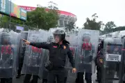 Confronto entre policiais e manifestantes no México durante abertura da Copa