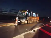 Conversão proibida causa acidente entre carro e ônibus em São Manuel