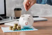 Copom corta Selic para 14,25% e XP calcula impacto em R$ 10 mil