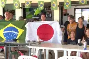 Coração dividido: nipo-brasileiros torcem pelo Brasil contra o Japão