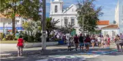 Corpus Christi altera trânsito em Cabo Frio com tapetes de sal e procissões