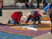Corpus Christi: fiéis se unem na criação de tapetes coloridos no Acre