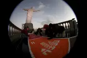 Corpus Christi no Rio: tapete sustentável com retalhos e auto na Catedral