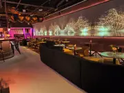 Cortina Bar: novo 'bar-de-ver' em SP com coquetéis e videoarte